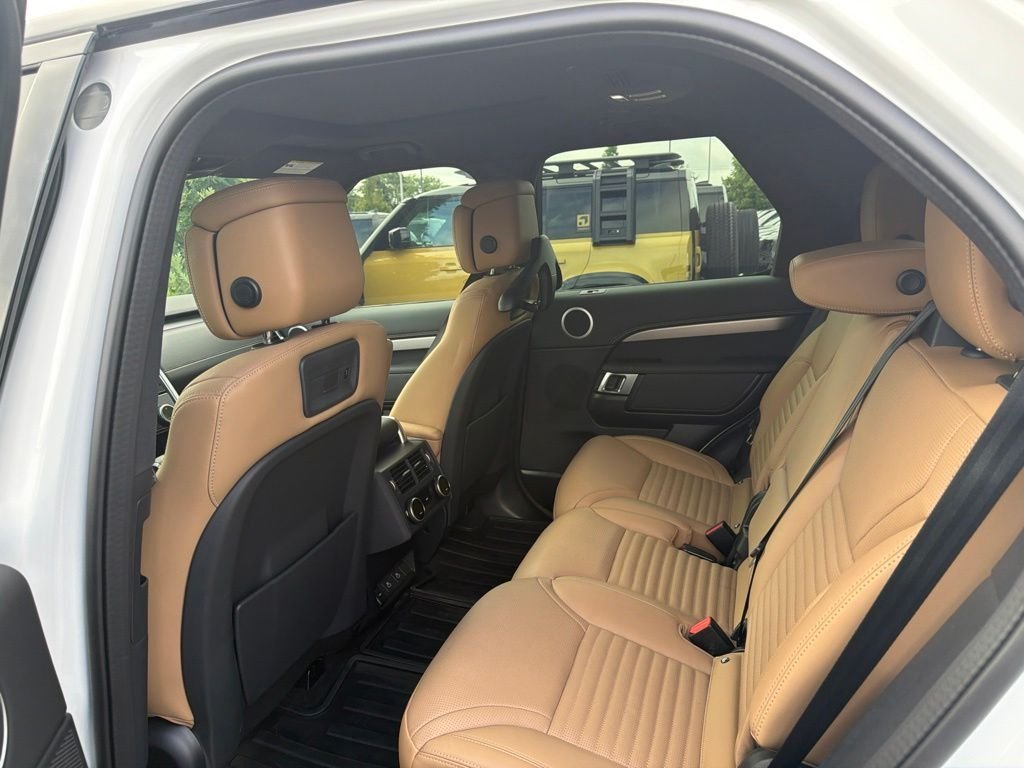 Used 2024 White Land Rover Dynamic SE image 9