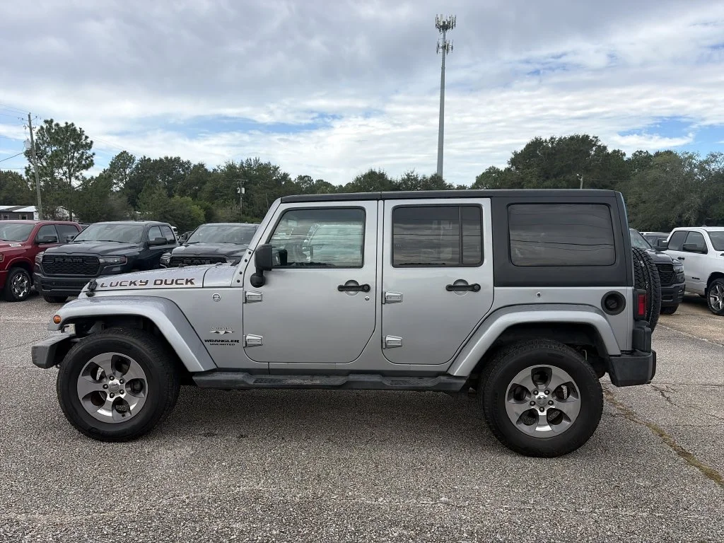 Used 2017 Silver Jeep Unlimited Sahara image 3