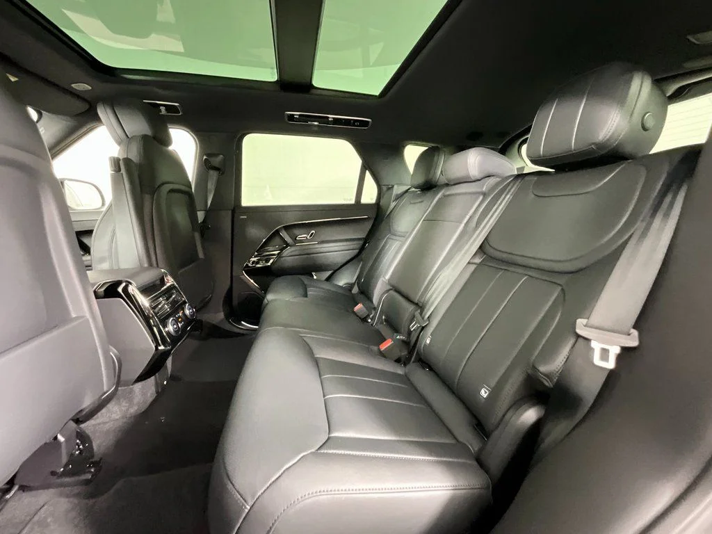 New 2026 Santorini Black Land Rover Dynamic SE image 5