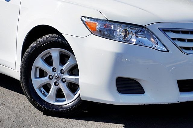 Used 2011 White Toyota LE image 3