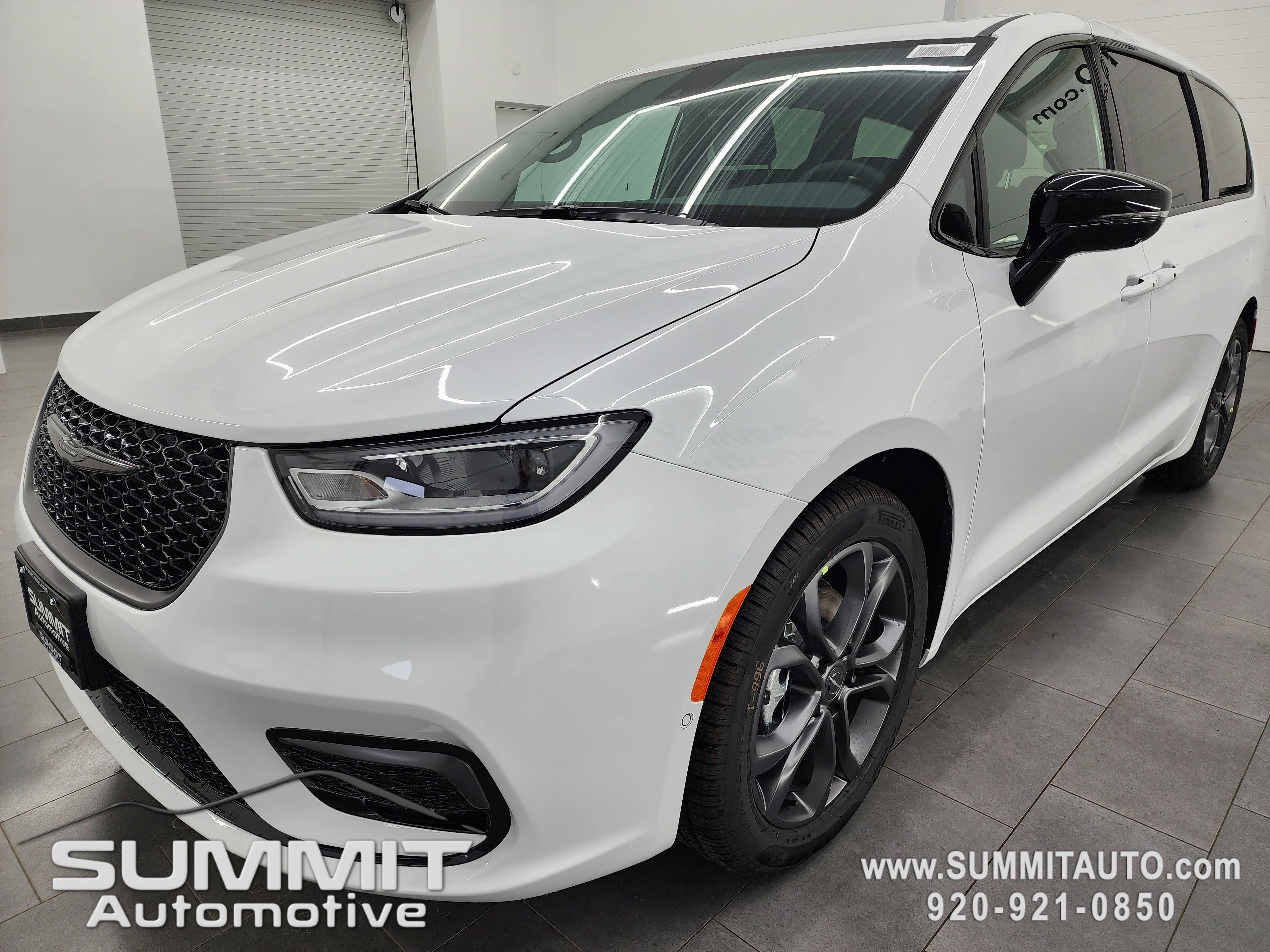 New 2026 Bright White Clear-Coat Exterior Paint Chrysler Select image 7