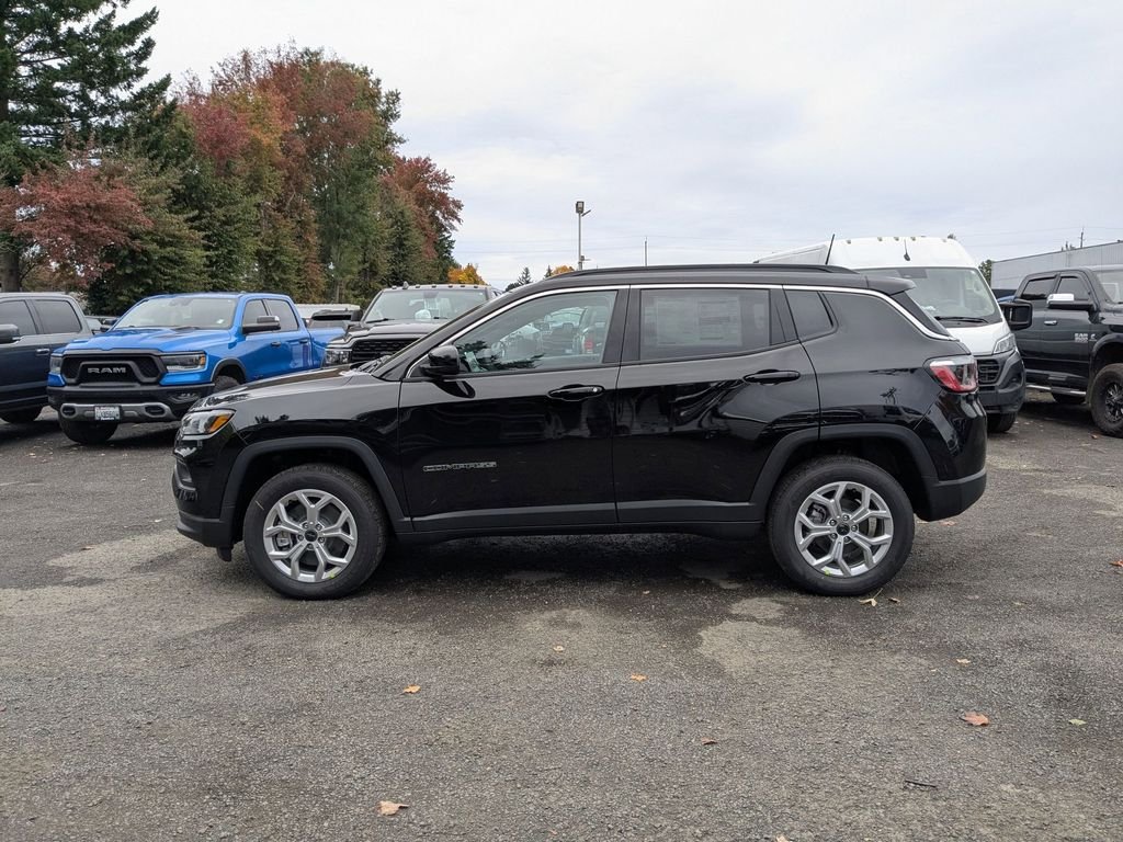 Used 2026 Diamond Black Crystal Pearlcoat Jeep Latitude image 4