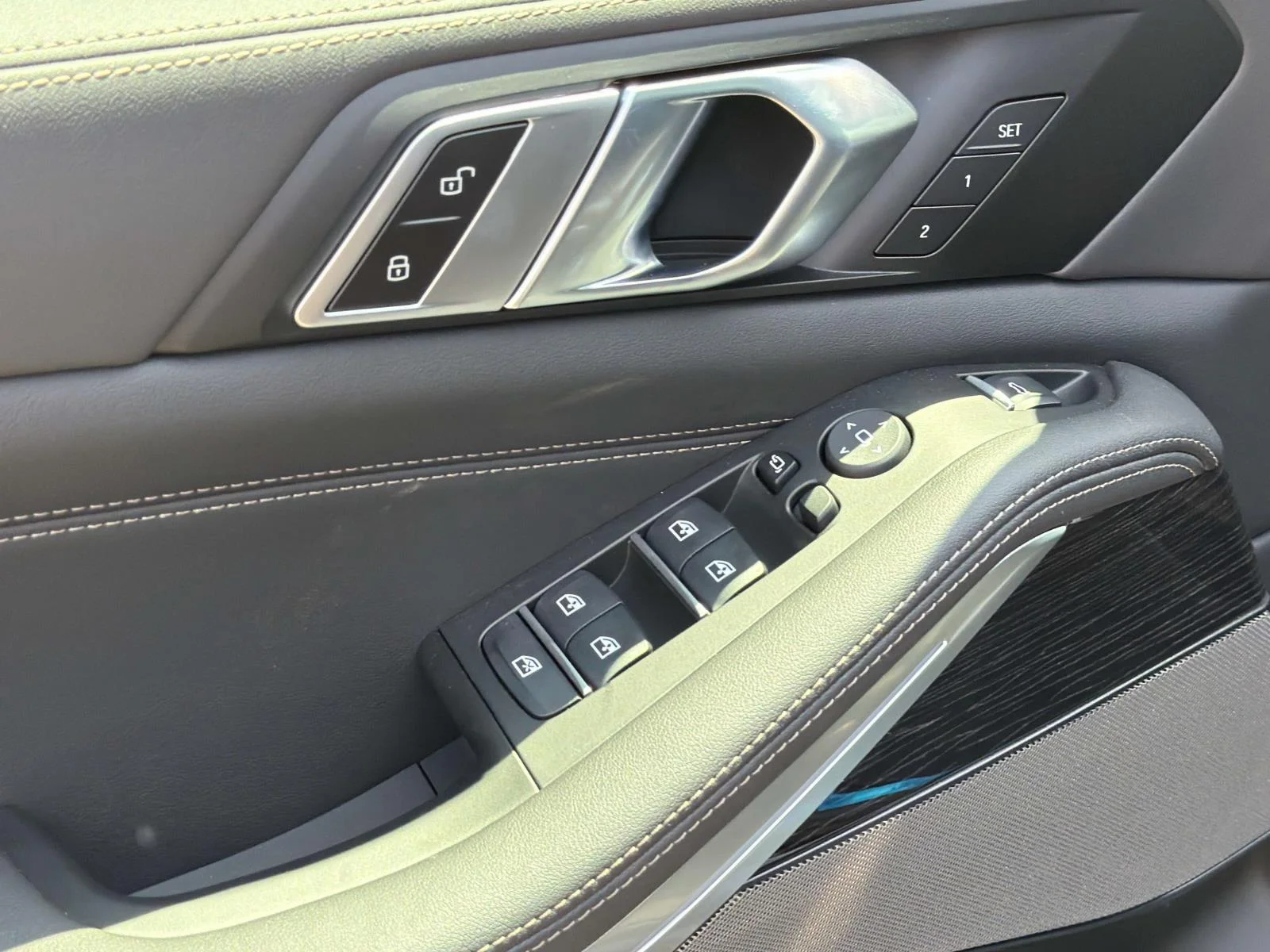 New 2026 Black Sapphire Metallic BMW xDrive50e Plug-In Hybrid image 28