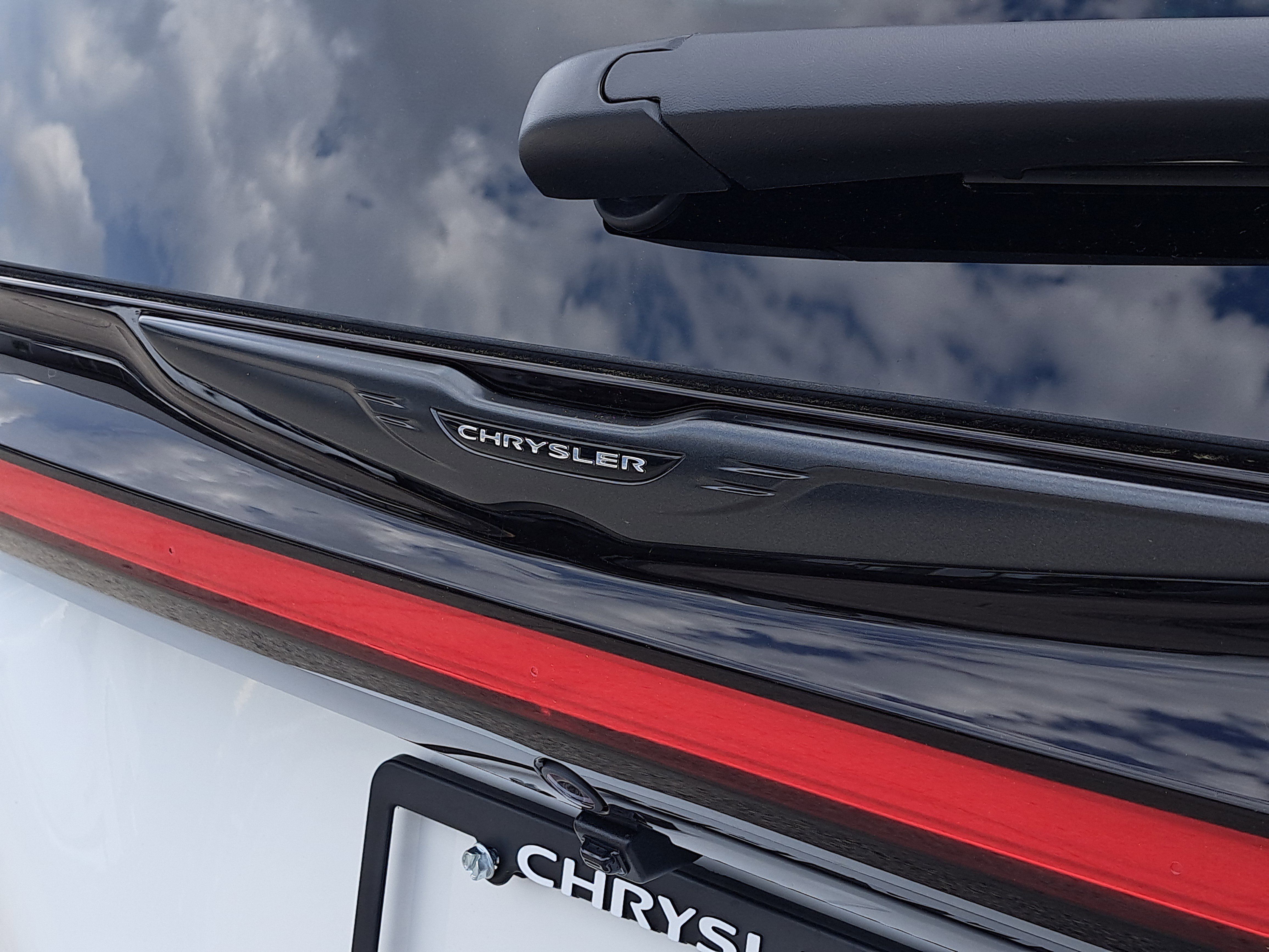 New 2026 Bright White Clear-Coat Exterior Paint Chrysler Select image 5