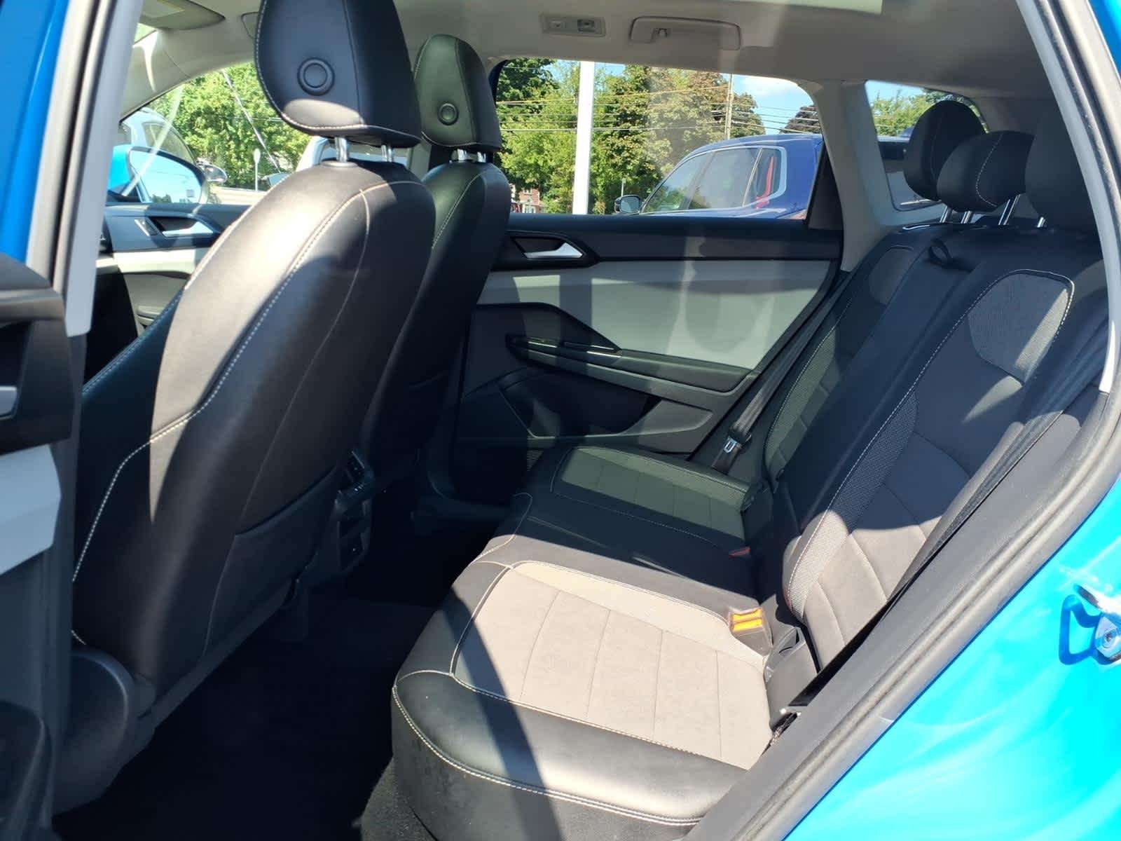 Used 2022 Cornflower Blue Volkswagen SE image 13