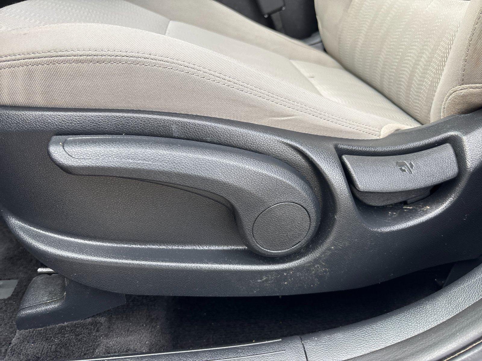 Used 2021 Sparkling Silver Kia LX image 16