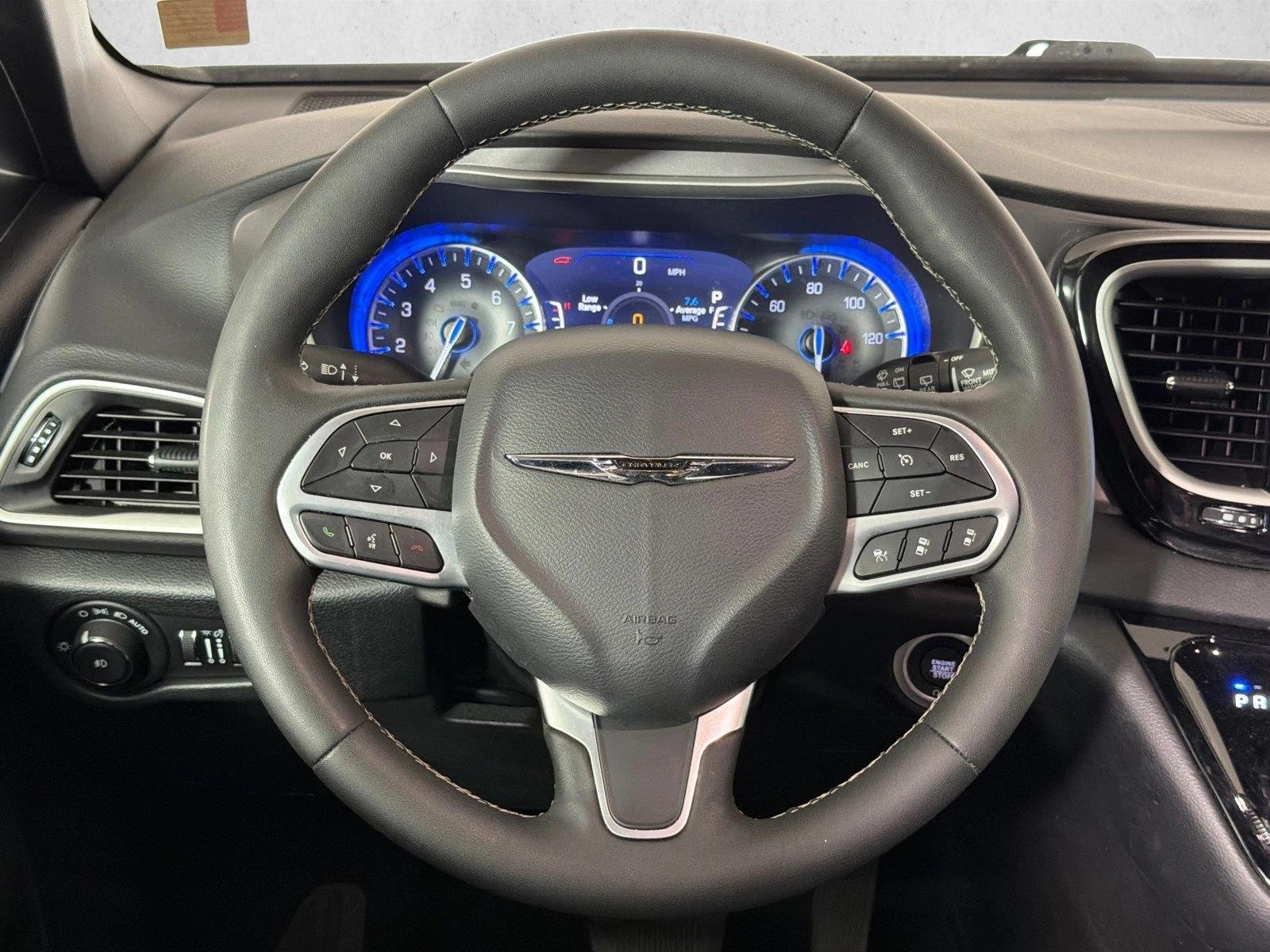 Used 2025 Ceramic Gray Clearcoat Chrysler Select image 22