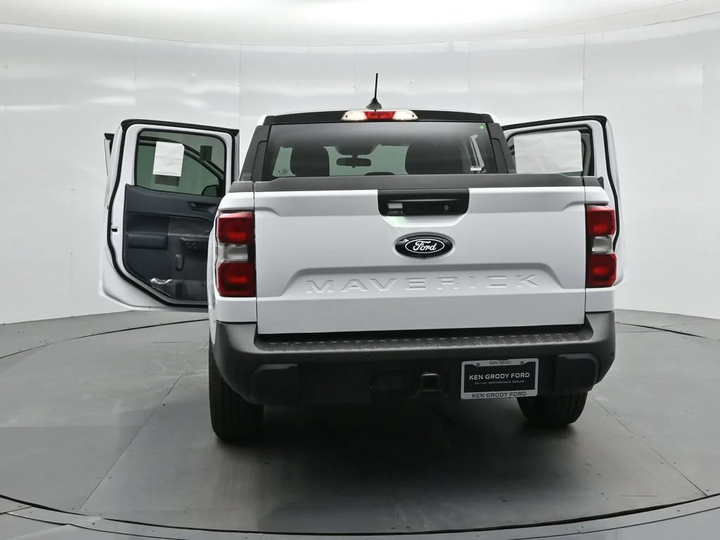 New 2026 Oxford White Ford Lariat image 33