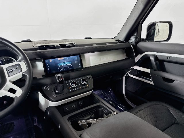 Used 2023 White Land Rover S image 26