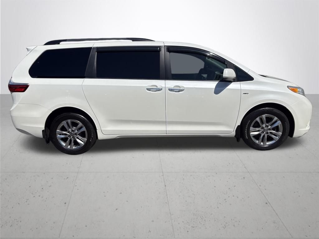 Used 2017  Toyota XLE image 6