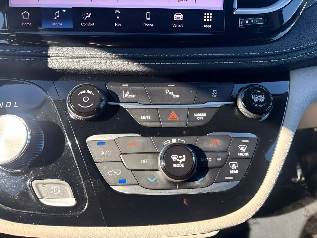 Used 2024 Black Chrysler Select image 18