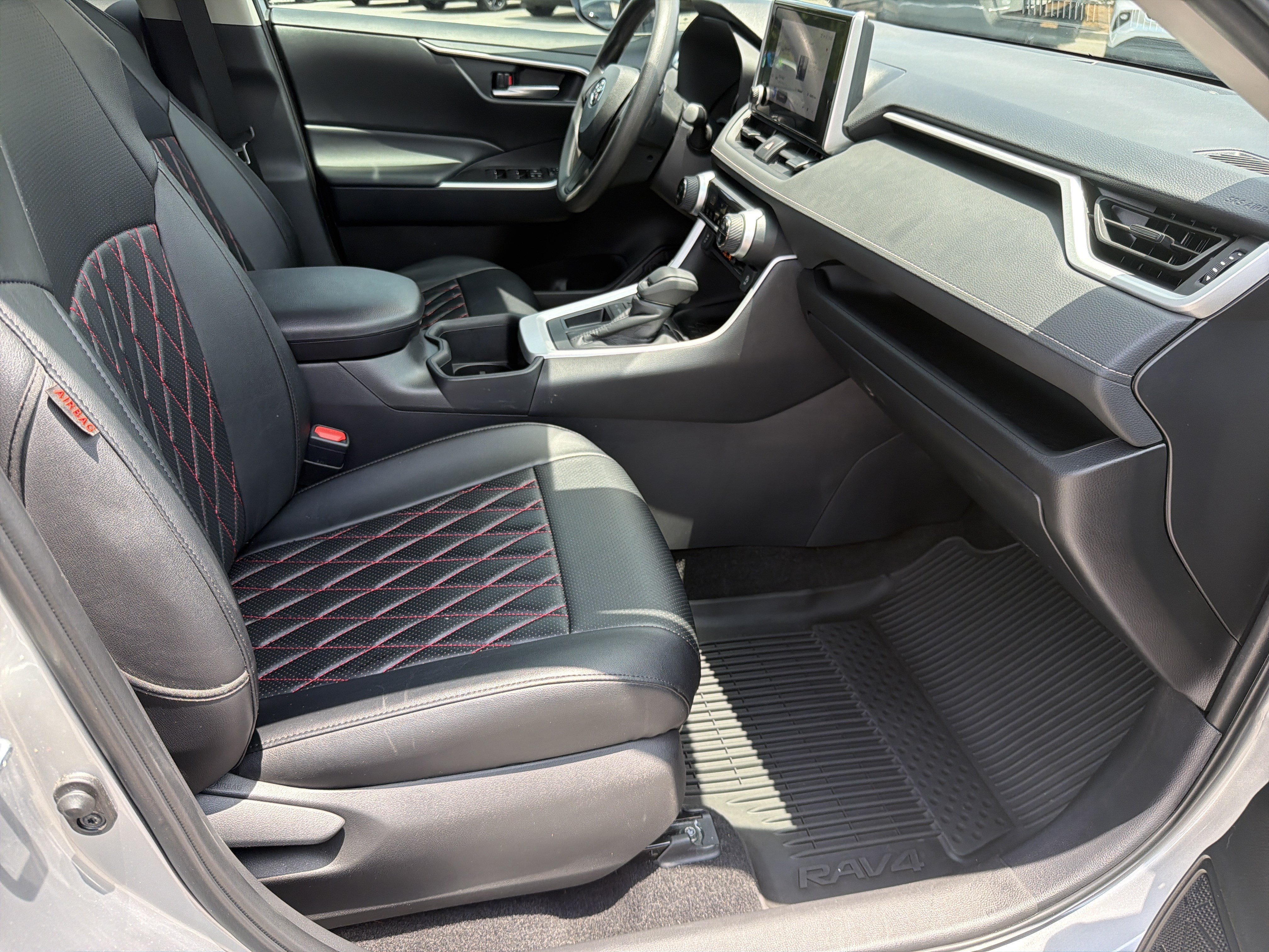 2024 Toyota Venza LE - Photo 24