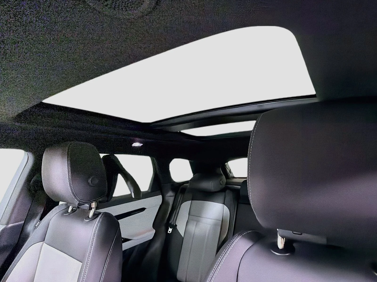 New 2026 Fuji White Land Rover Hoxton Edition image 9