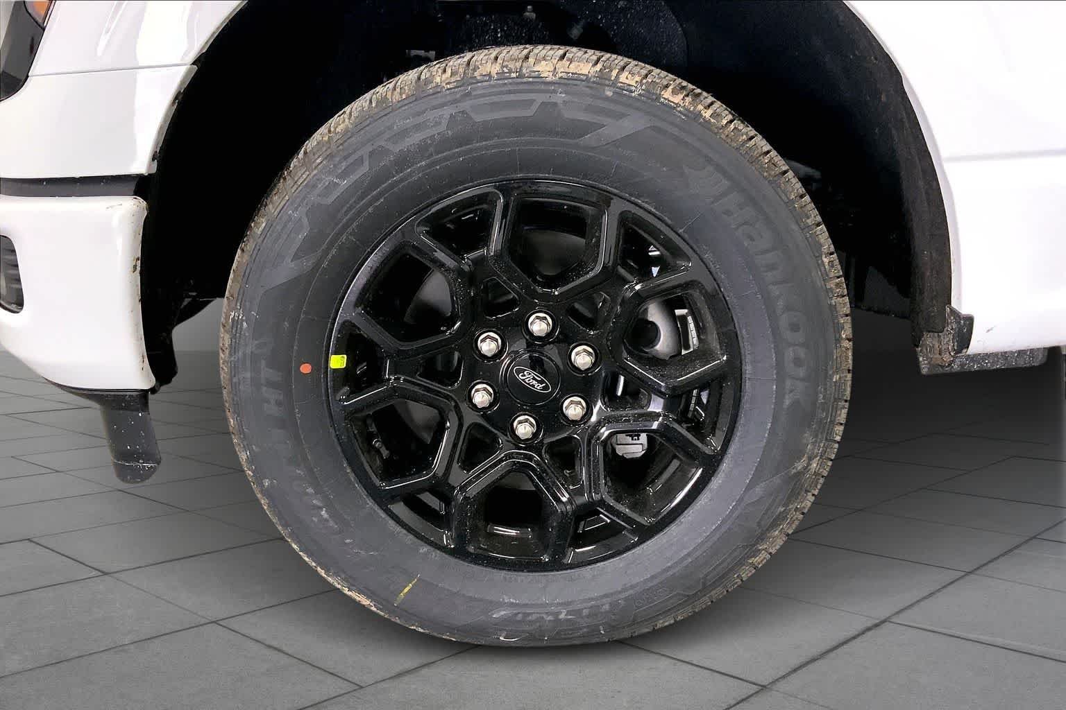 New 2026 Oxford White Ford XLT image 9