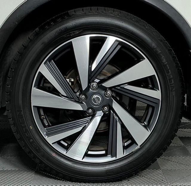 Used 2018 White Nissan Platinum image 10
