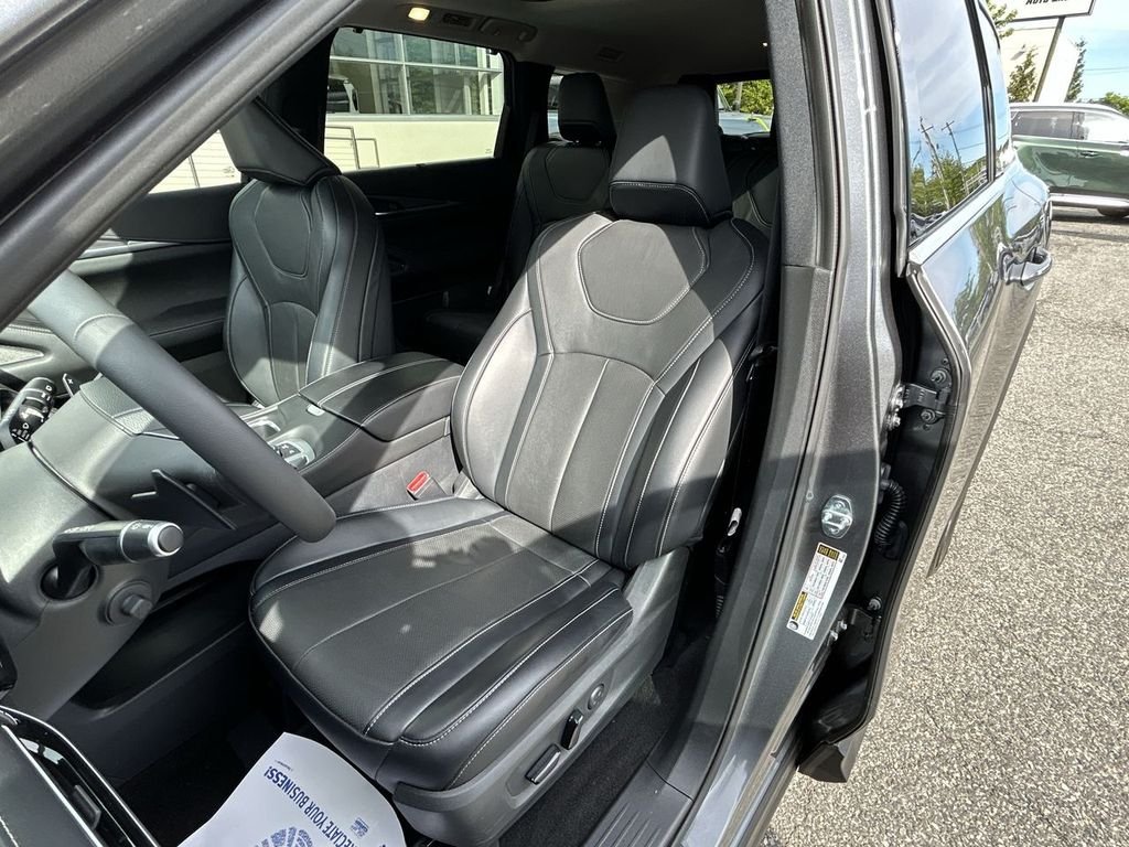Certified Used 2023 Gray INFINITI LUXE image 15