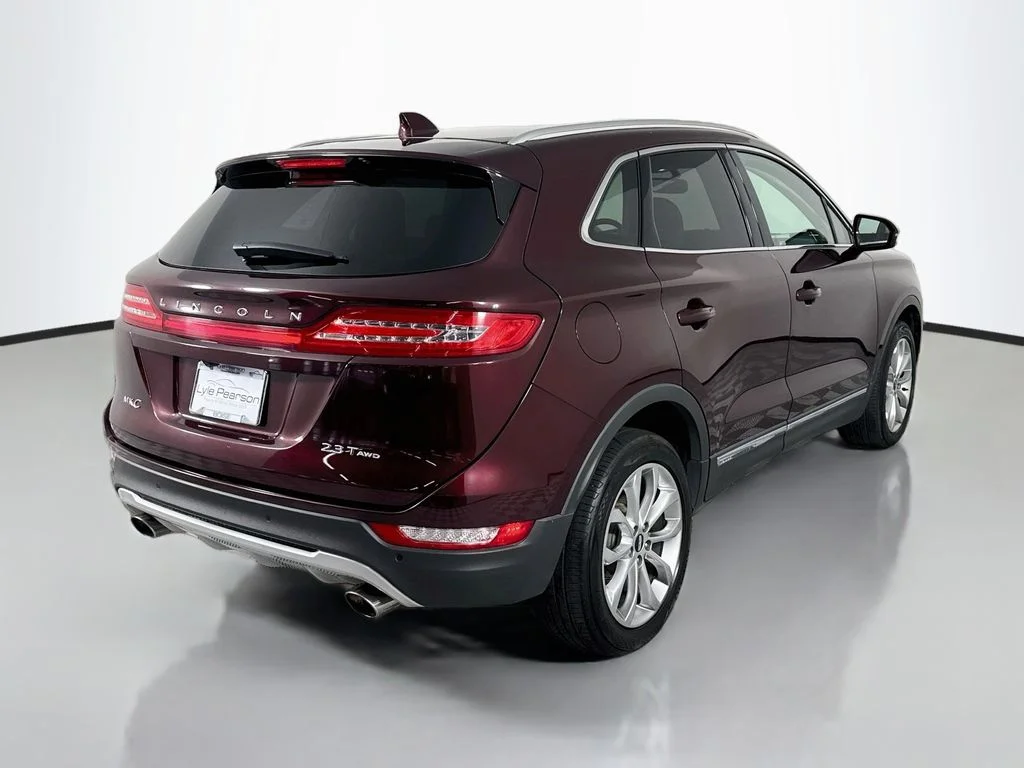 Used 2017 Burgundy Lincoln Select image 9