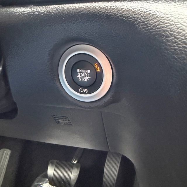 Used 2025  Chrysler Select image 23