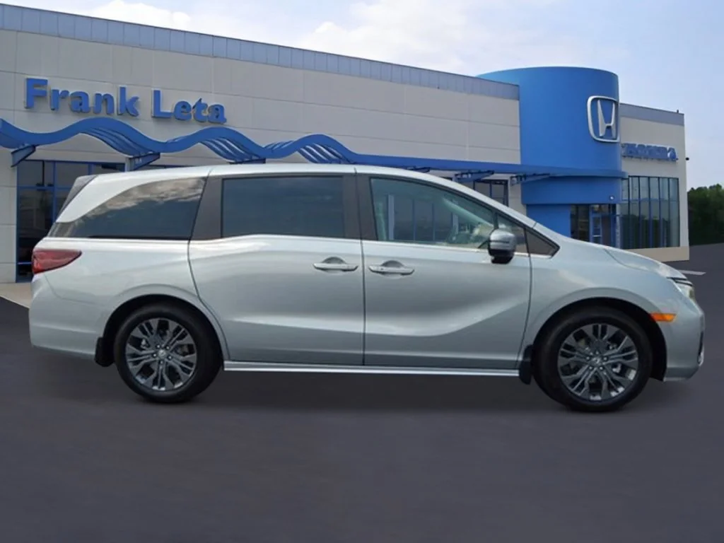 New 2027 Solar Silver Metallic Honda Touring image 6