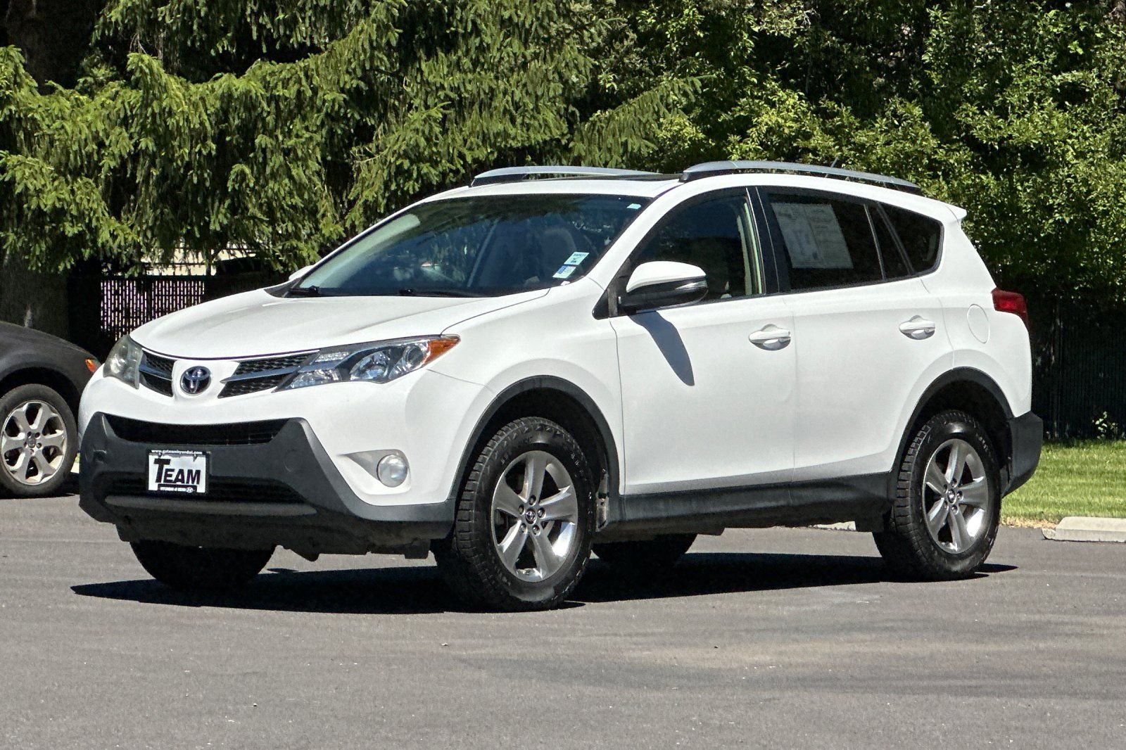 Used 2015 White Toyota XLE image 9