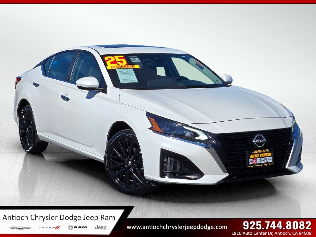 Certified Used 2025 White Nissan 2.5 SV image 1