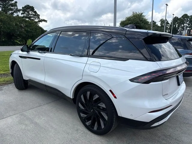 Used 2024 White Lincoln Reserve image 3