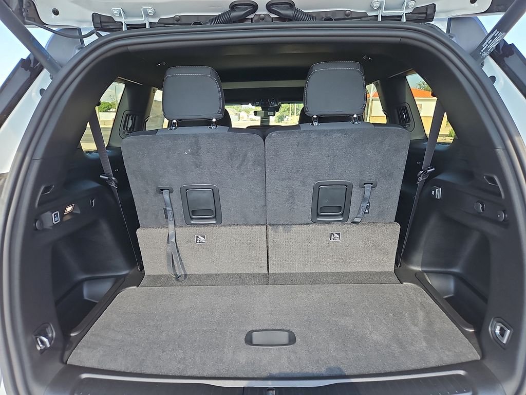 New 2026 Bright White Clear-Coat Exterior Paint Jeep Laredo image 10