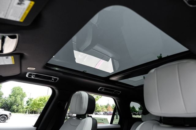 New 2026 White Land Rover Dynamic SE image 5