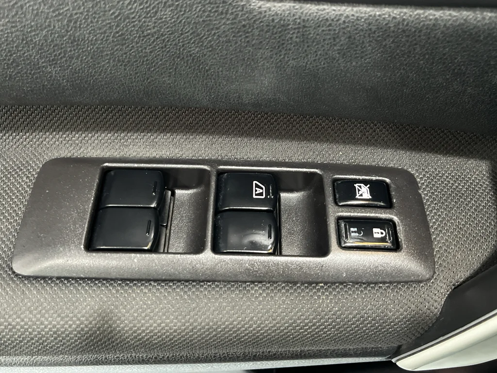 Used 2014  Nissan S image 23