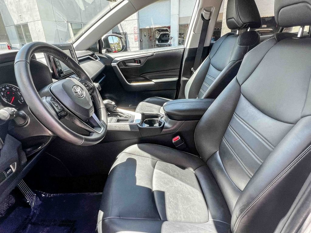 Used 2021 White Toyota XLE Premium image 16