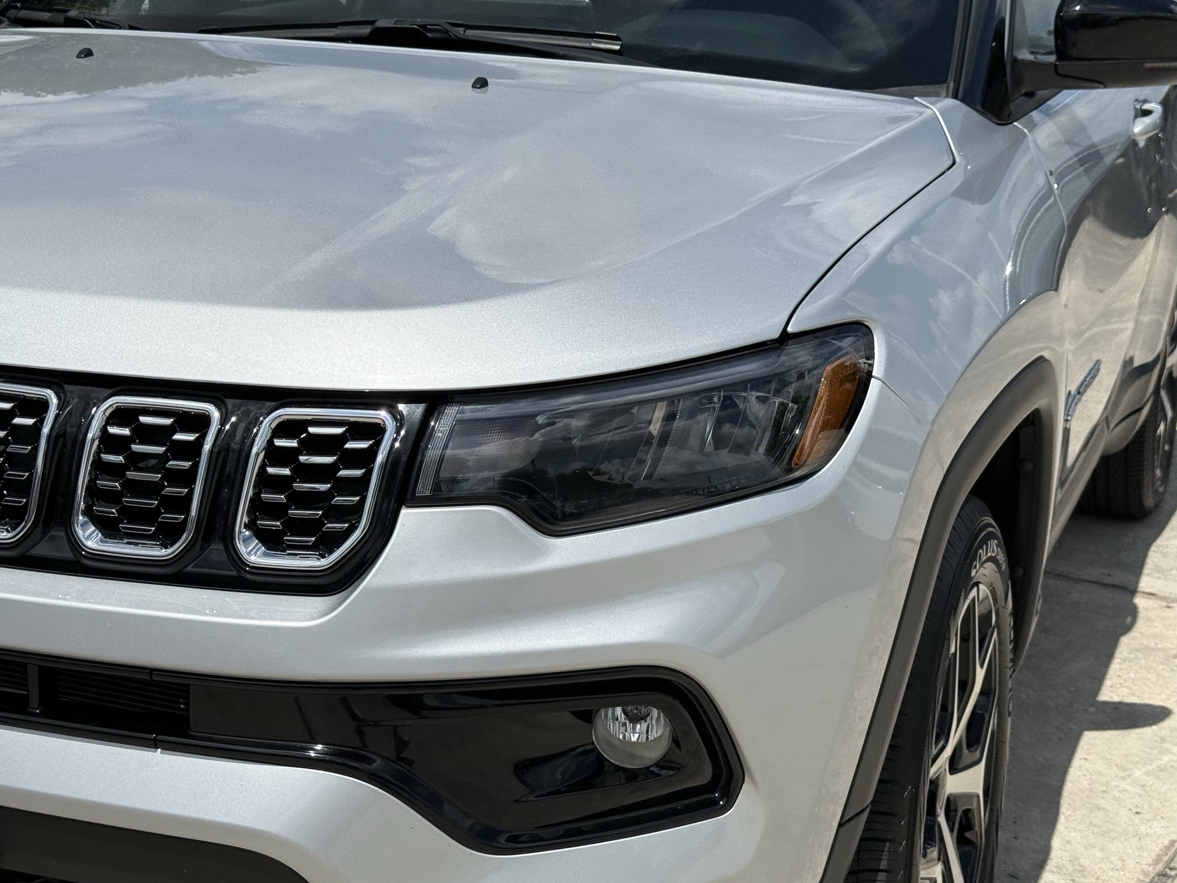 Used 2025 Silver Zynith Metallic Clearcoat Jeep  image 10