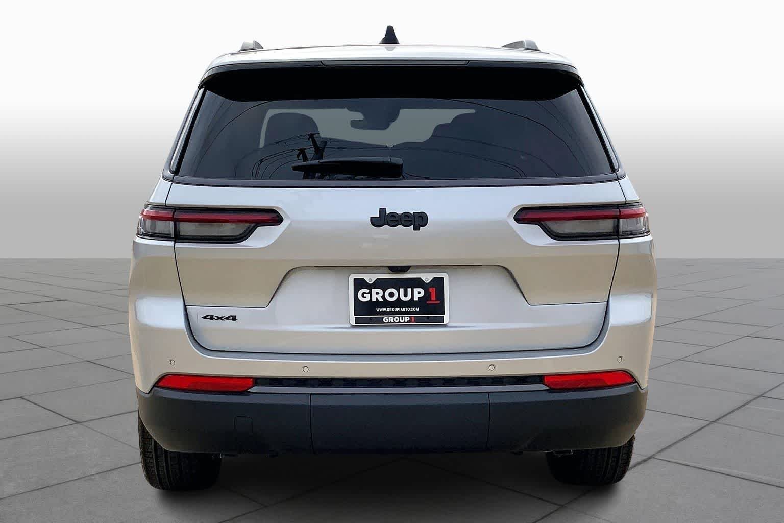New 2026 Silver Zynith Exterior Paint Jeep Limited image 4