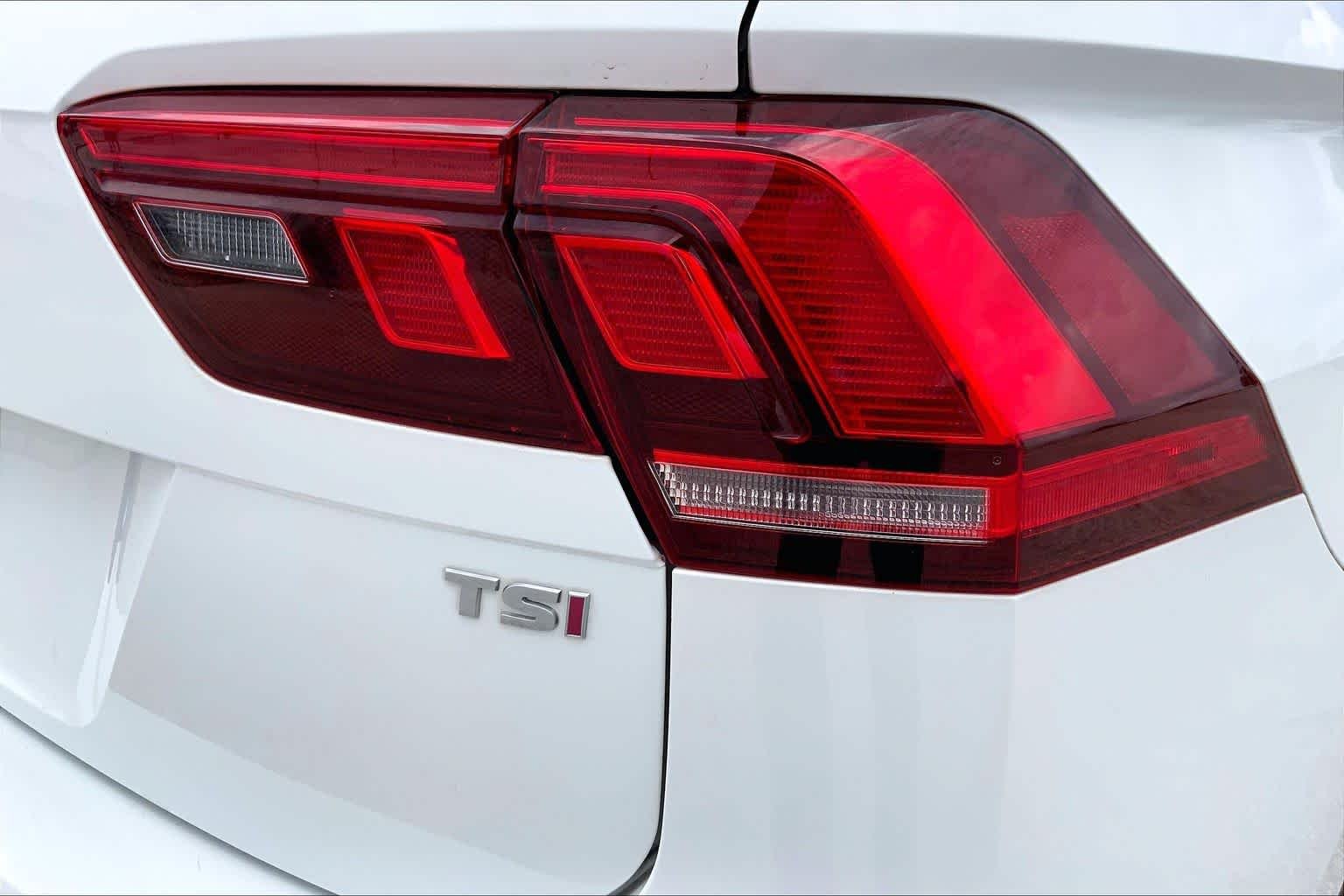 Used 2018 Pure White Volkswagen SE image 30