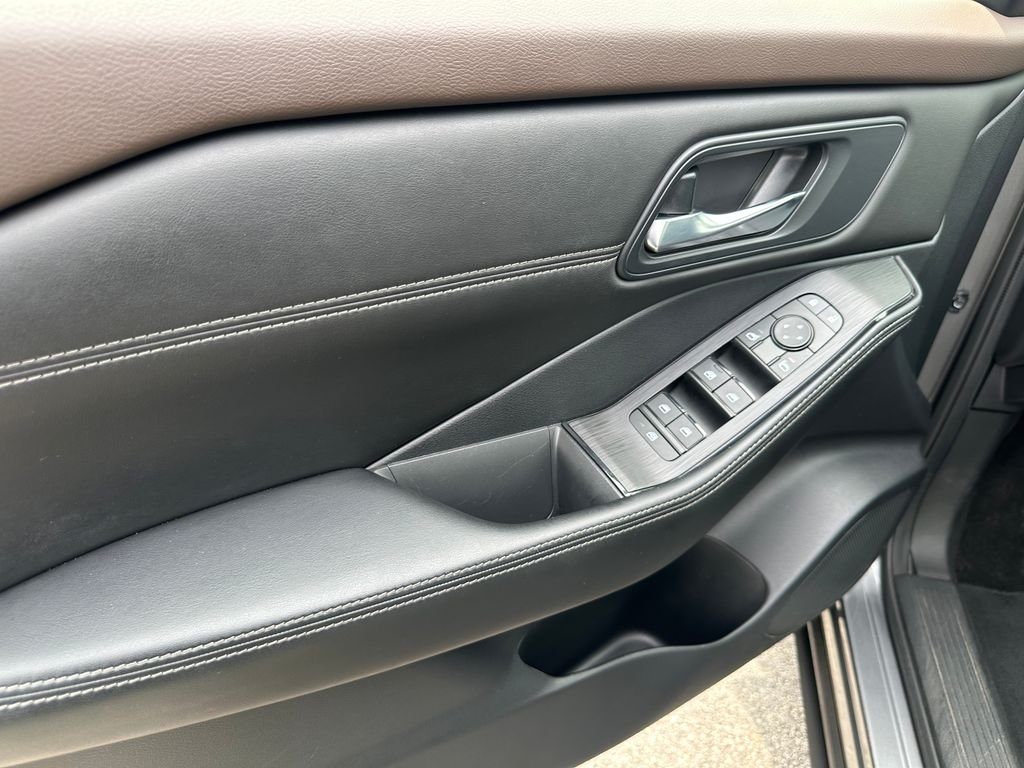 Used 2023 Gray Nissan SV image 15