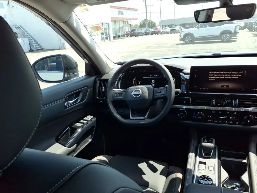 New 2026 Boulder Gray Pearl / Super Black Two-tone Nissan Platinum image 10