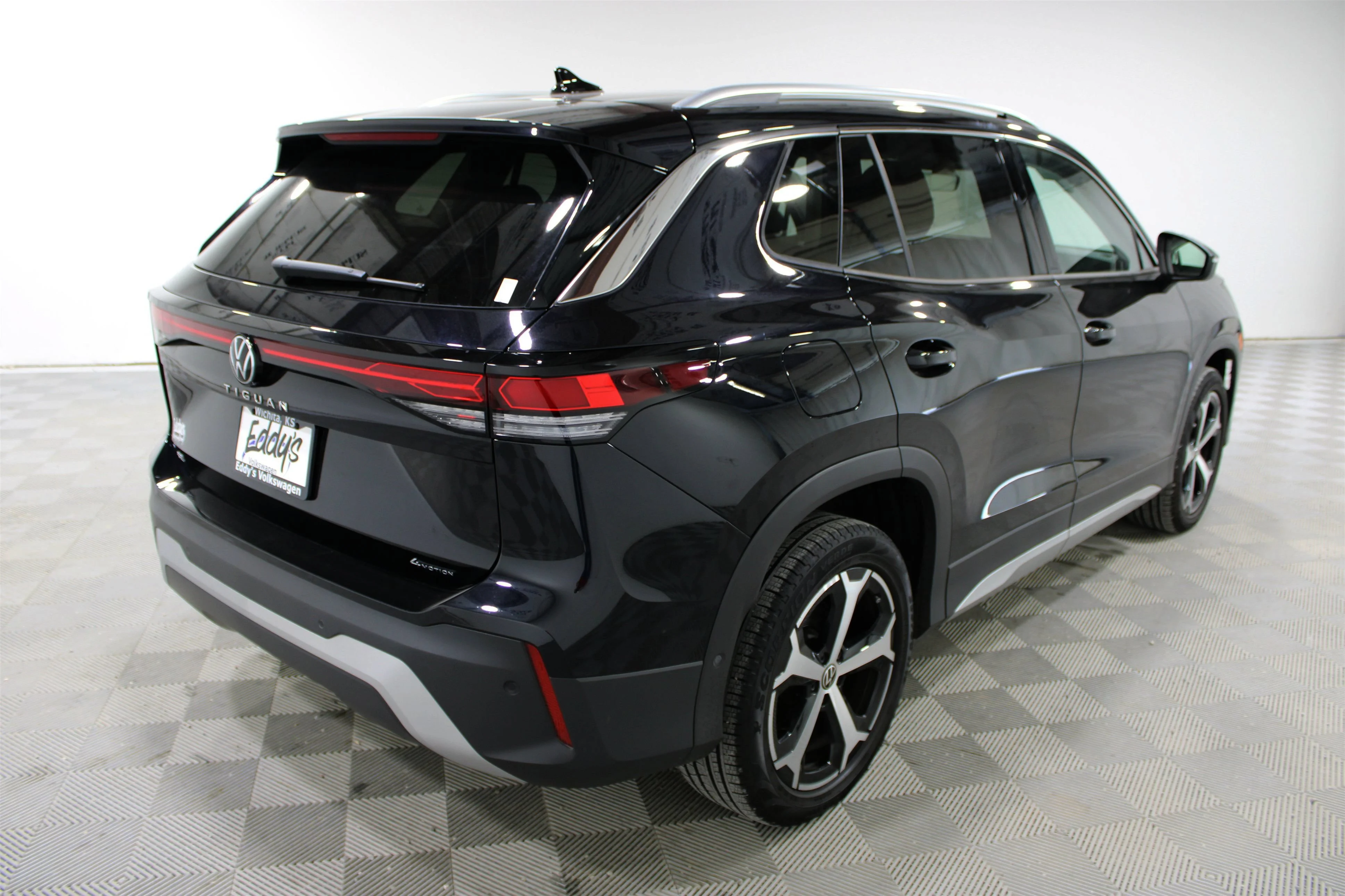 2025 Volkswagen Tiguan SE - Photo 26