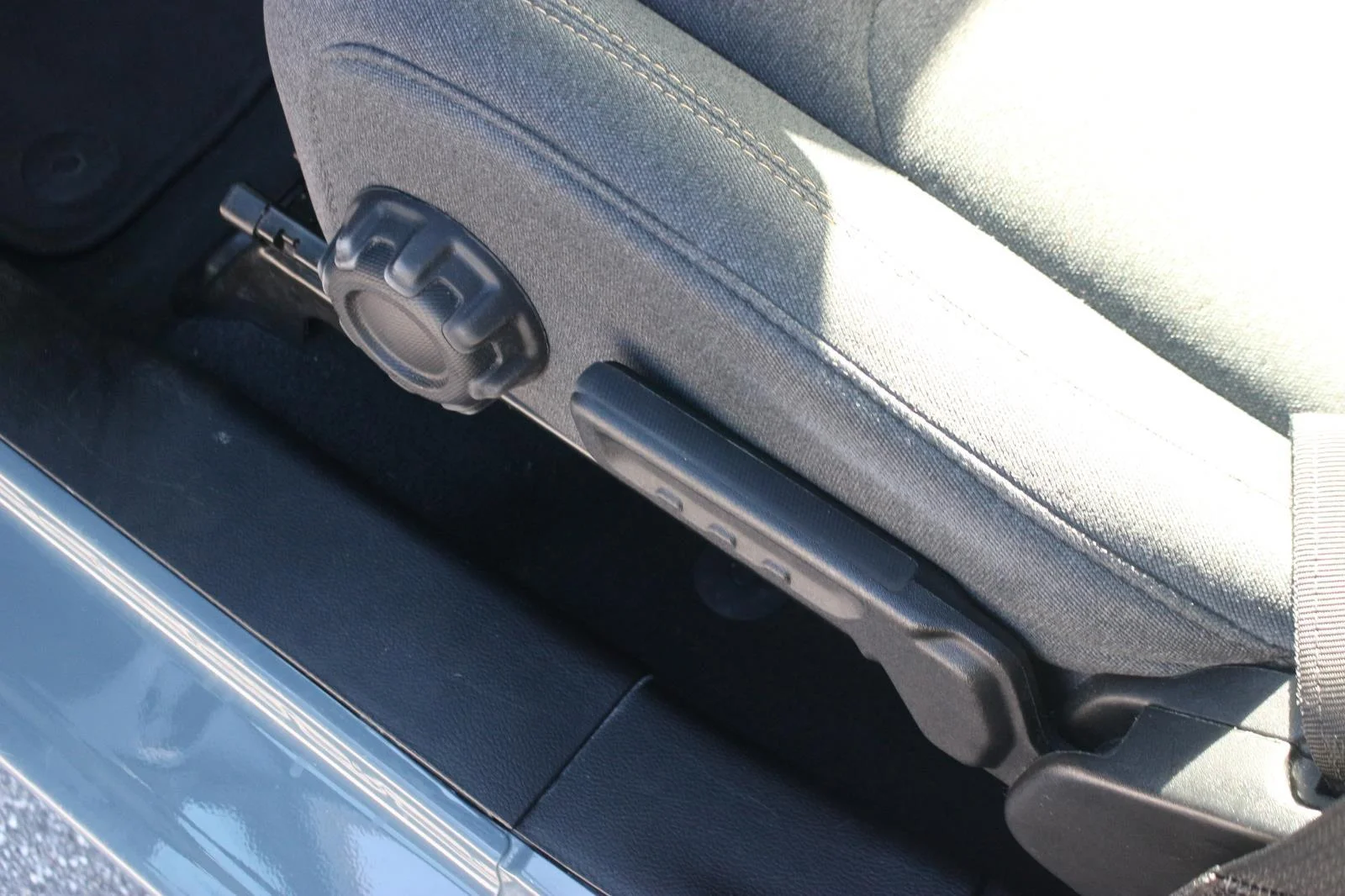 Used 2024 Grey Jeep Sahara image 16