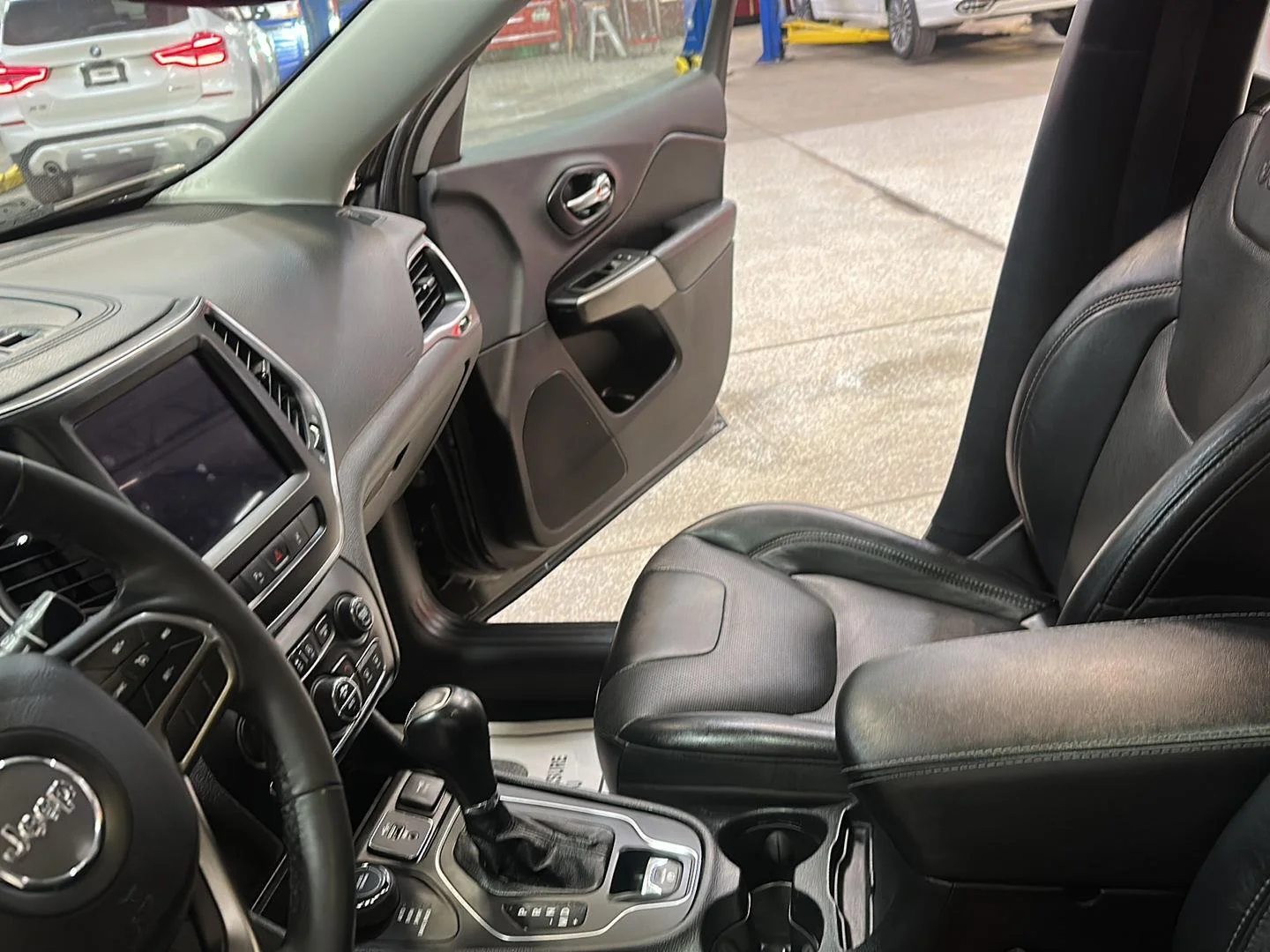 Used 2022 Granite Crystal Metallic Clearcoat Jeep Latitude Lux image 25