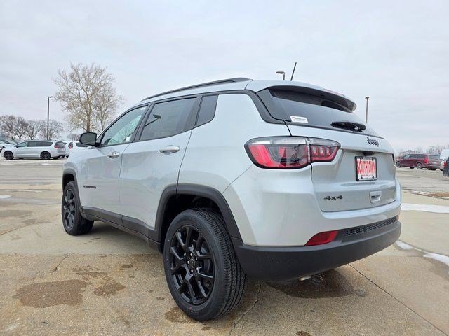 New 2026 Silver Zynith Metallic Clearcoat Jeep Latitude Altitude image 5