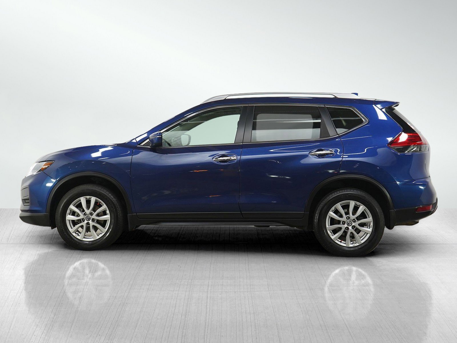 Used 2017 Nissan Rogue SV with VIN KNMAT2MVXHP604400 for sale in Burnsville, Minnesota
