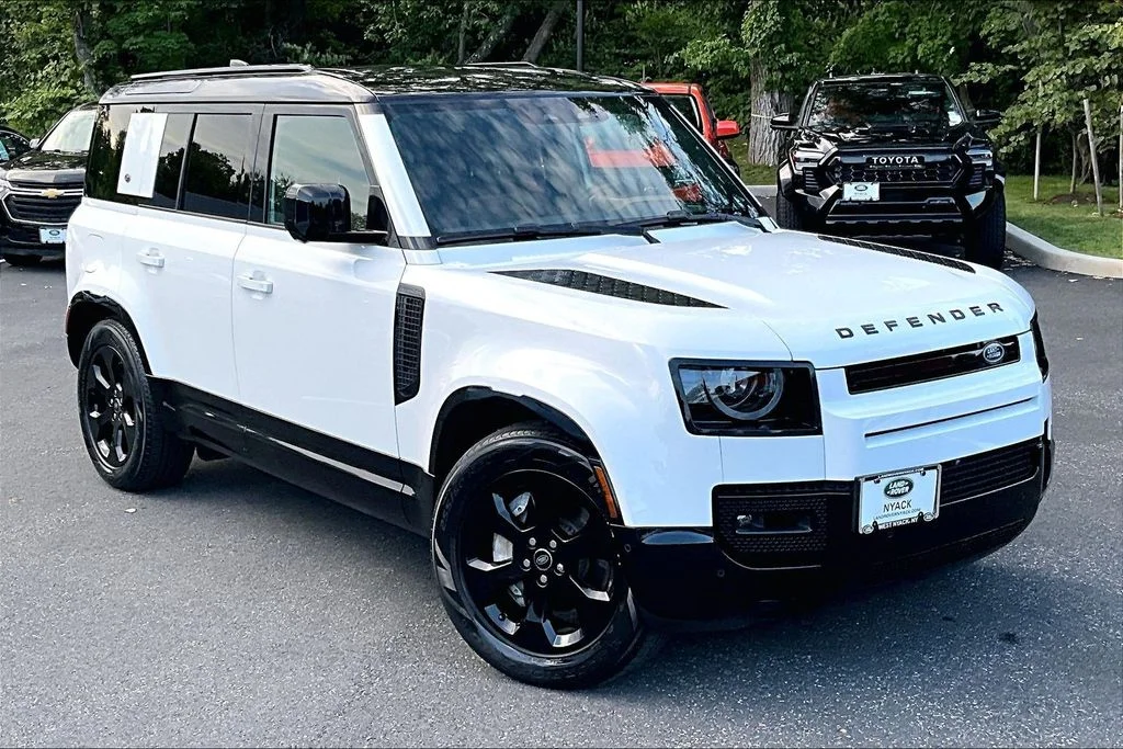 Used 2024 White Land Rover X-Dynamic SE image 11