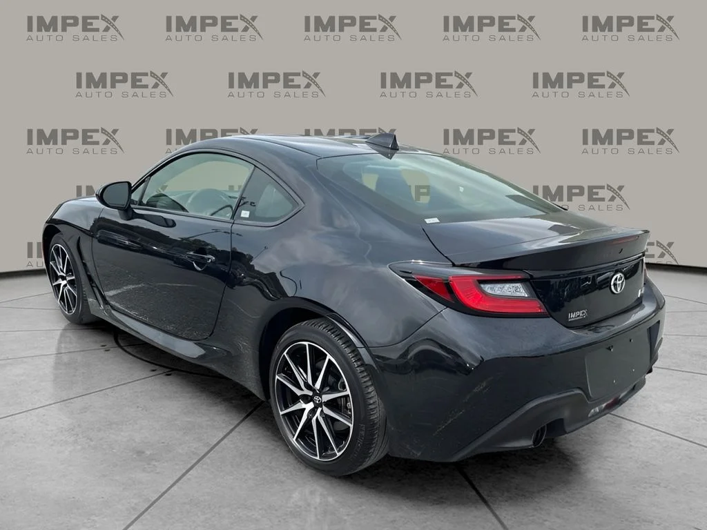 Used 2022  Toyota Base image 3