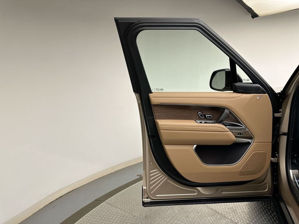 New 2026 Sunset Gold SV Bespoke Ultra Metallic Gloss Land Rover SE image 9