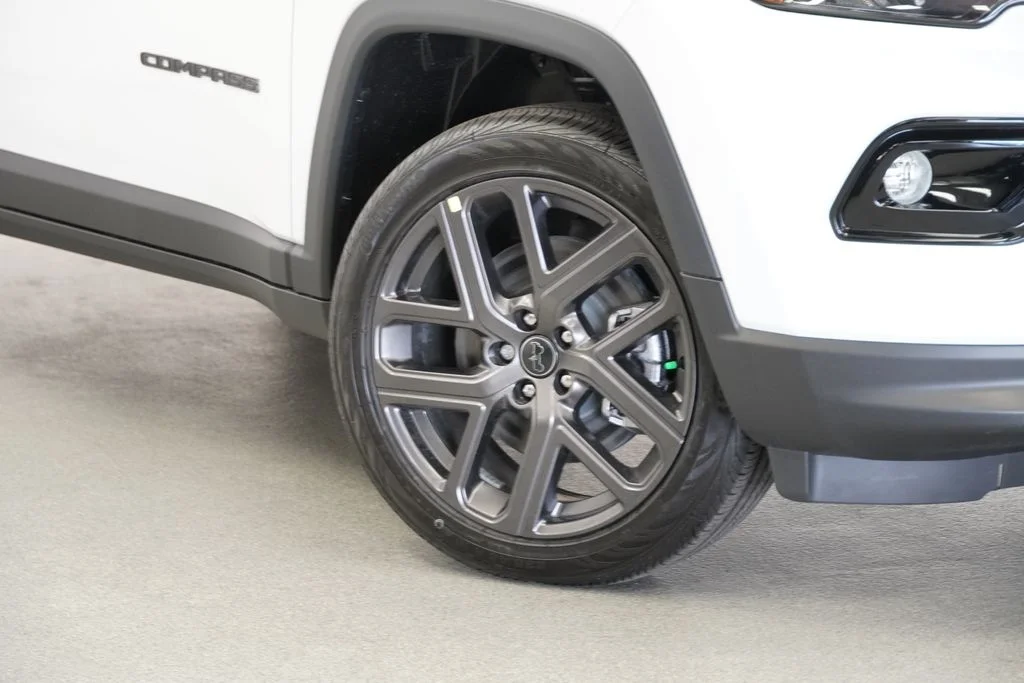 New 2026 Bright White Clear-Coat Exterior Paint Jeep Limited image 4
