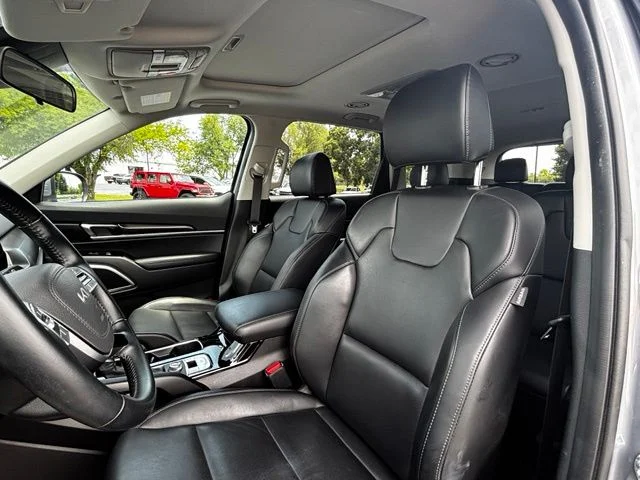 Used 2025 Silver Kia S image 9