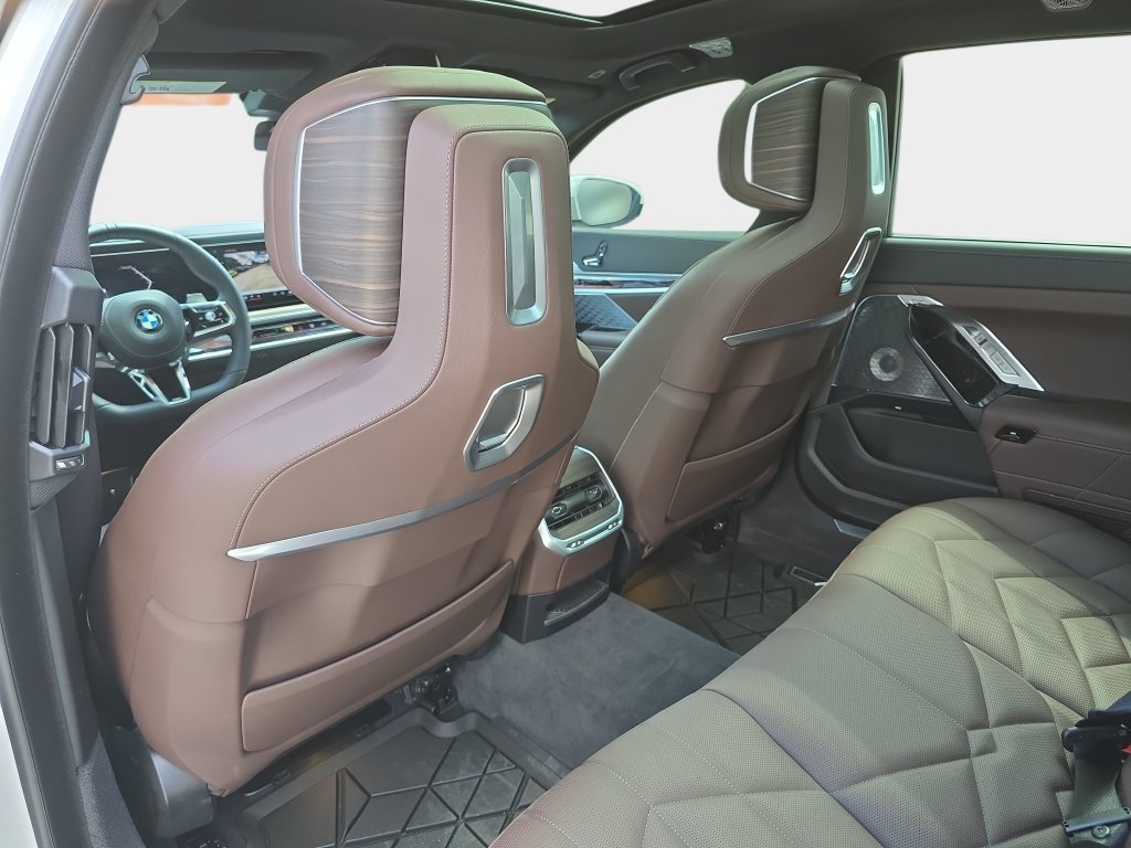 Used 2026 Alpine White BMW 760i xDrive image 9