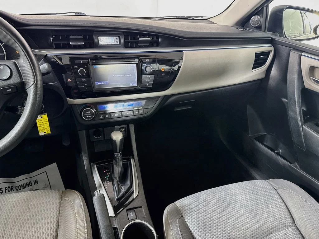 Used 2015 Silver Toyota LE image 27