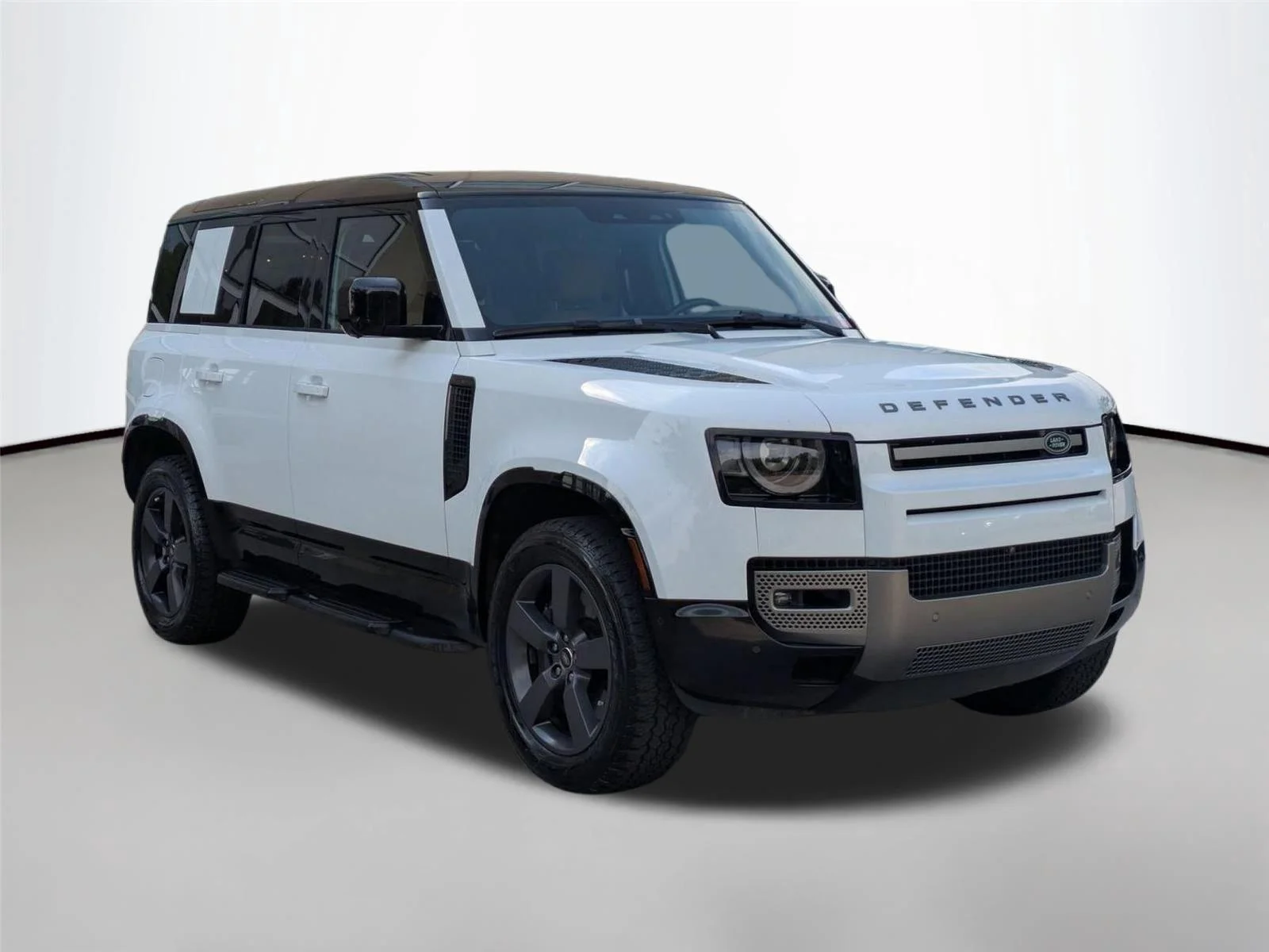 Used 2025 Fuji White Land Rover X-Dynamic SE image 3