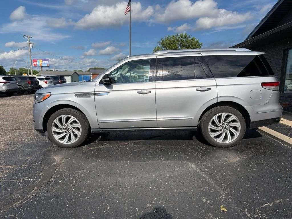 Used 2022 Silver Lincoln Reserve image 3