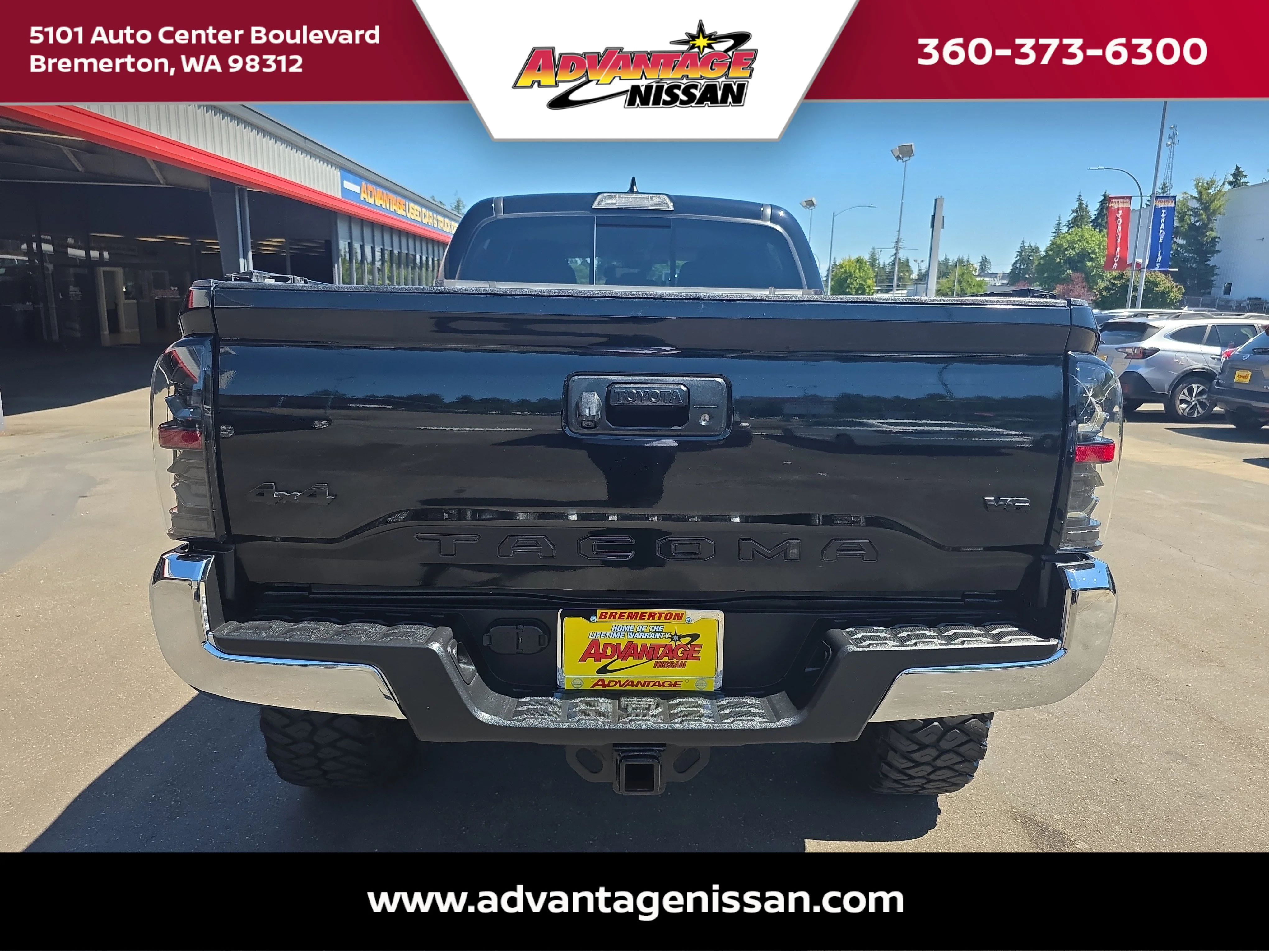 Used 2018 Midnight Black Metallic Toyota SR5 image 4